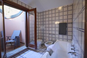 Hair dryer, bidet, towels - Charming one-bedroom lakefront apartment (GERA LARIO)
