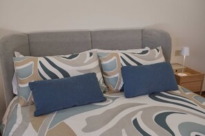 1 bedroom, iron/ironing board, Internet, bed sheets - Charming one-bedroom lakefront apartment (GERA LARIO)