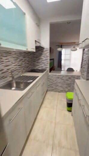 Fridge, microwave, oven, stovetop - Arcoiris 1 - Two Bed (Callao Salvaje)
