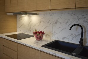 Fridge, microwave, oven, stovetop - Charming apartment - ground floor (GERA LARIO)