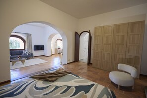 1 slaapkamer, een strijkplank/strijkijzer, internet, beddengoed