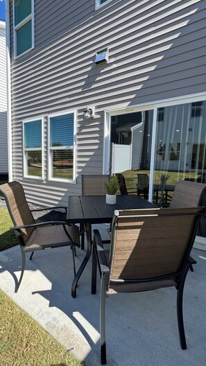Outdoor dining - Your Perfect Getaway – Clean, Modern & Prime Location (Greer)