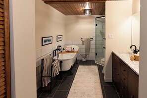 Regadera, toallas, jabón, papel de baño 