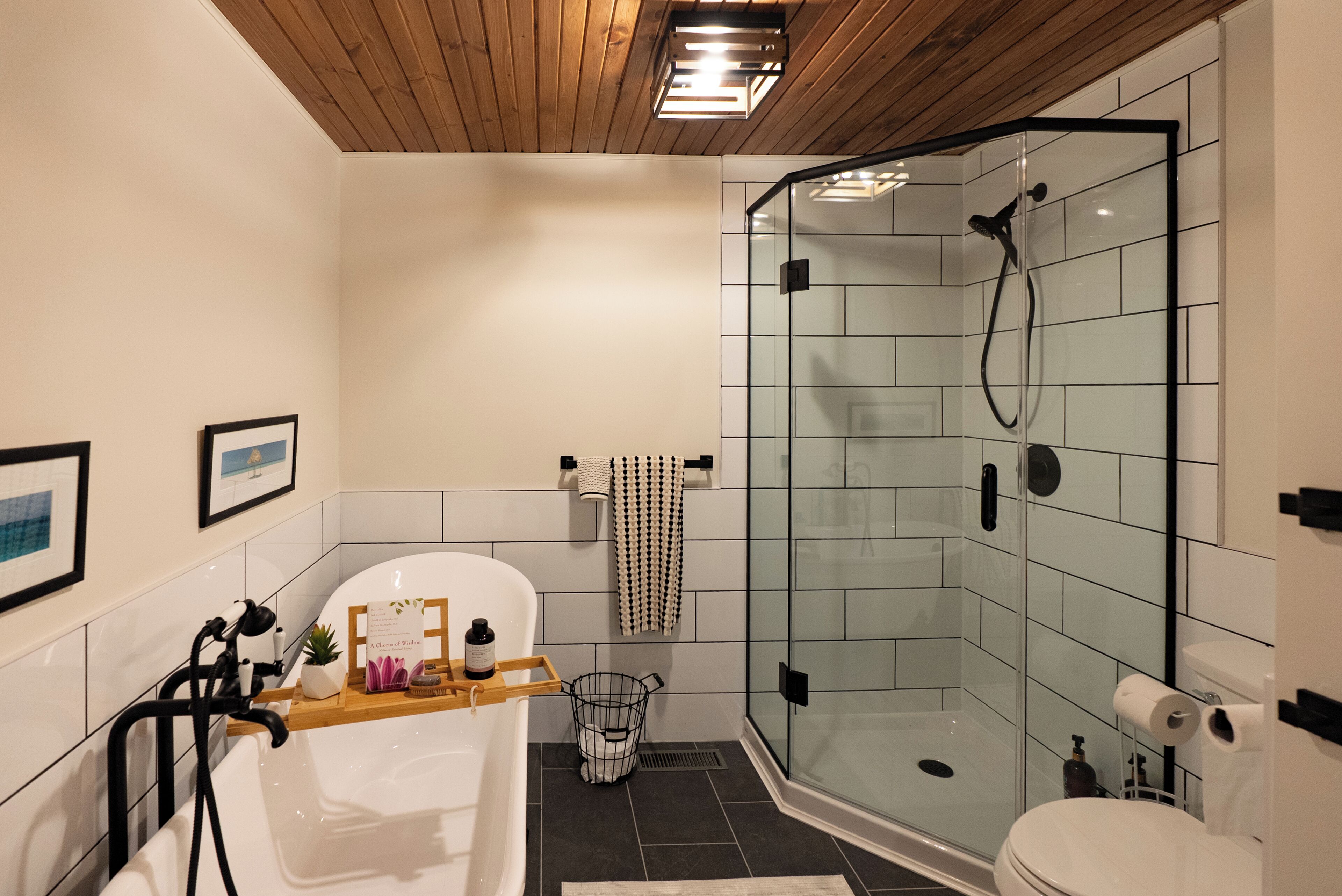 Douche, serviettes fournies, savon, papier toilette