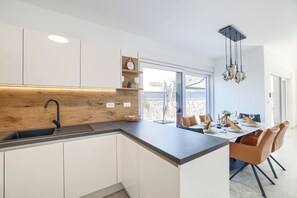 Private kitchen - 3-bedroom villa in nice Vrsi with an AC in each room and a heated pool (Vrsi)