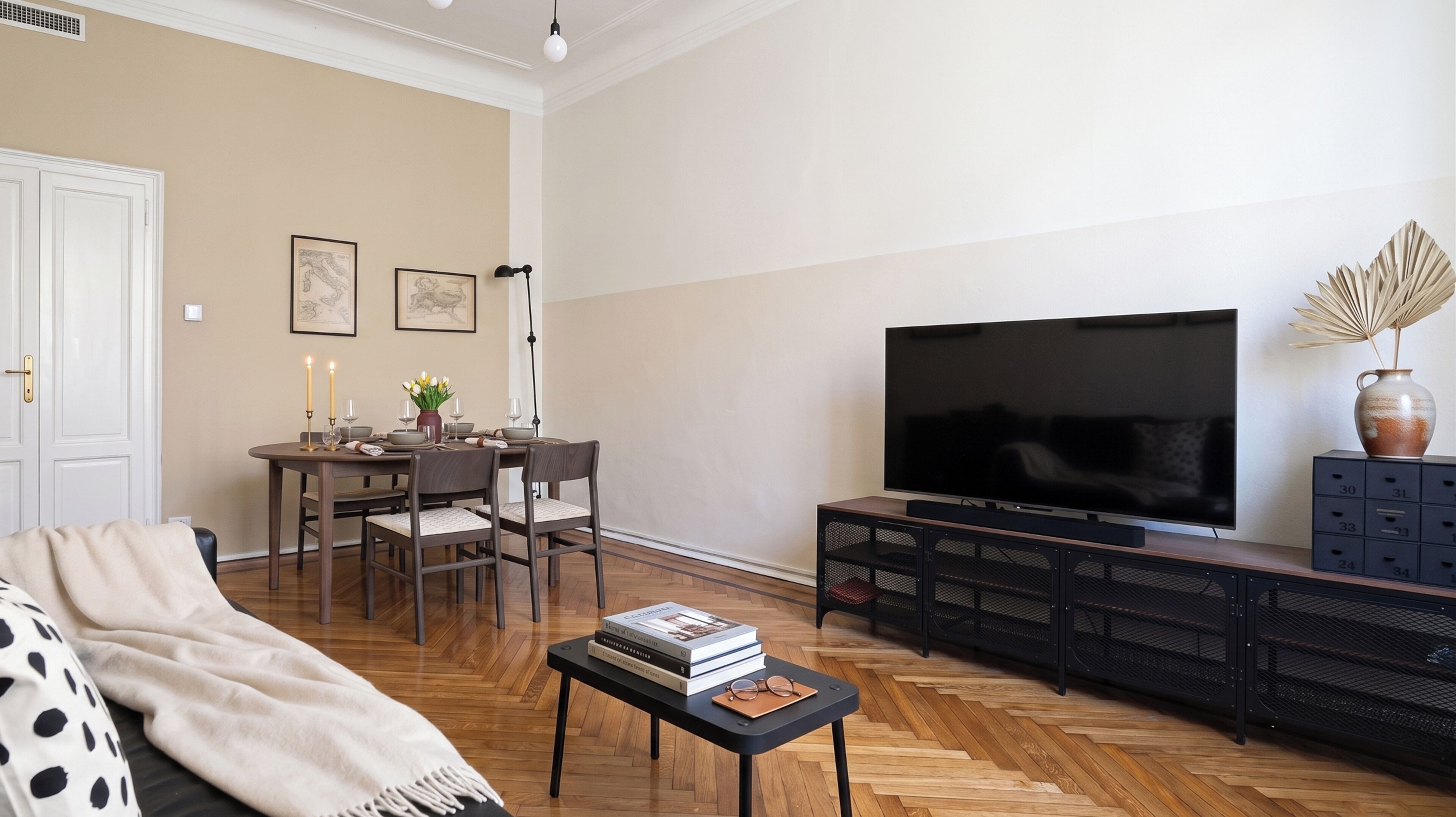 Una sala de estar con televisión, mesa de comedor, sillas y sofá.
