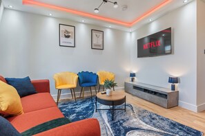 Living area - Elegant 2BR flat near Waterloo Station| Big Ben | London Eye (London)