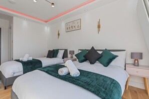 Room - Elegant 2BR flat near Waterloo Station| Big Ben | London Eye (London)