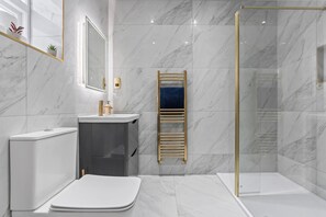 Dusche, Haartrockner, Handtücher, Toilettenpapier