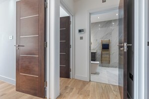 Bathroom - Elegant 2BR flat near Waterloo Station| Big Ben | London Eye (London)