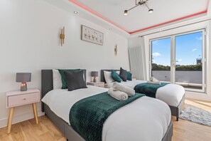 Room - Elegant 2BR flat near Waterloo Station| Big Ben | London Eye (London)