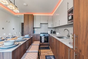 Private kitchen - Elegant 2BR flat near Waterloo Station| Big Ben | London Eye (London)