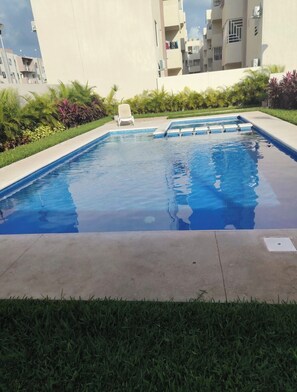 Outdoor pool - Cancun apartment with pool, AC and Pet Friendly (Cancún)