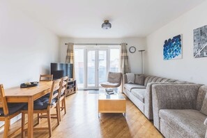 TV - Spacious 2BDR 2Bath Apt with Parking Near Heathrow (Greater London)
