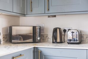 Interior - Spacious 2BDR 2Bath Apt with Parking Near Heathrow (Greater London)