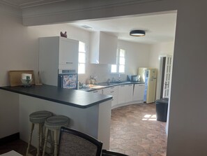 Private kitchen - Charming 3-bedroom building with AC in lovely Condom (Condom)