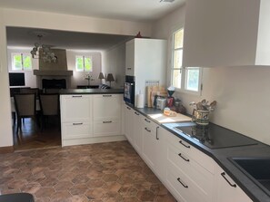 Private kitchen - Charming 3-bedroom building with AC in lovely Condom (Condom)