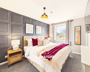 5 bedrooms, desk, WiFi