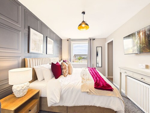 *NEW* Tewkesbury Retreat | Modern | Parking