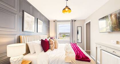 *NEW* Tewkesbury Retreat | Modern | Parking