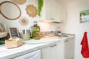 Fridge, coffee/tea maker, electric kettle, cookware/dishes/utensils - La Beunaise Guest Room with Wi-Fi (Rochefort)
