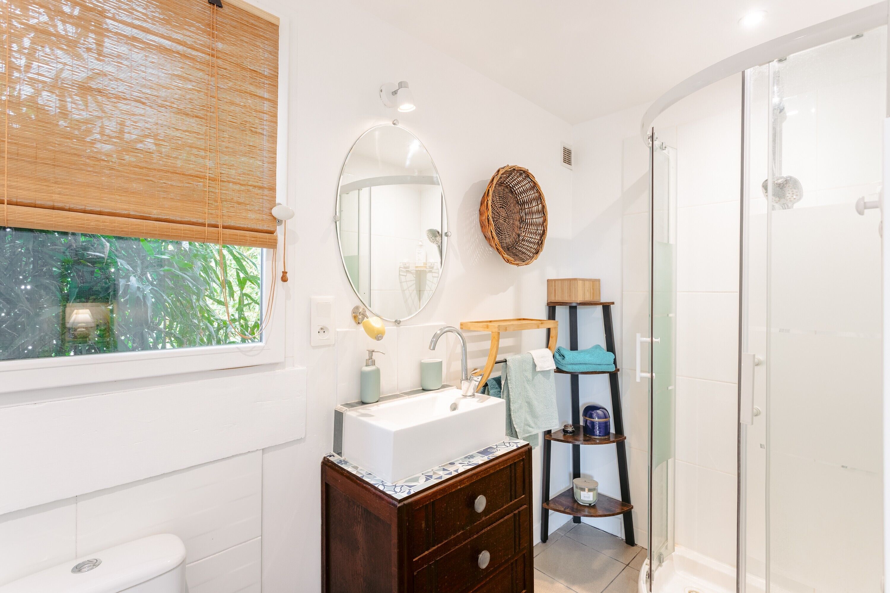 Un bagno con WC, lavandino, specchio e doccia.