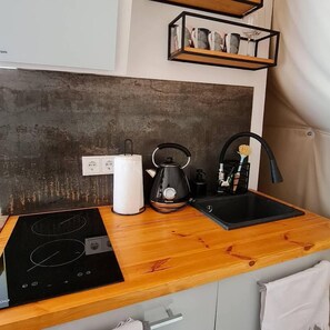 Kjøleskap, kaffetrakter/tekoker, vannkoker og kjøkkenutstyr