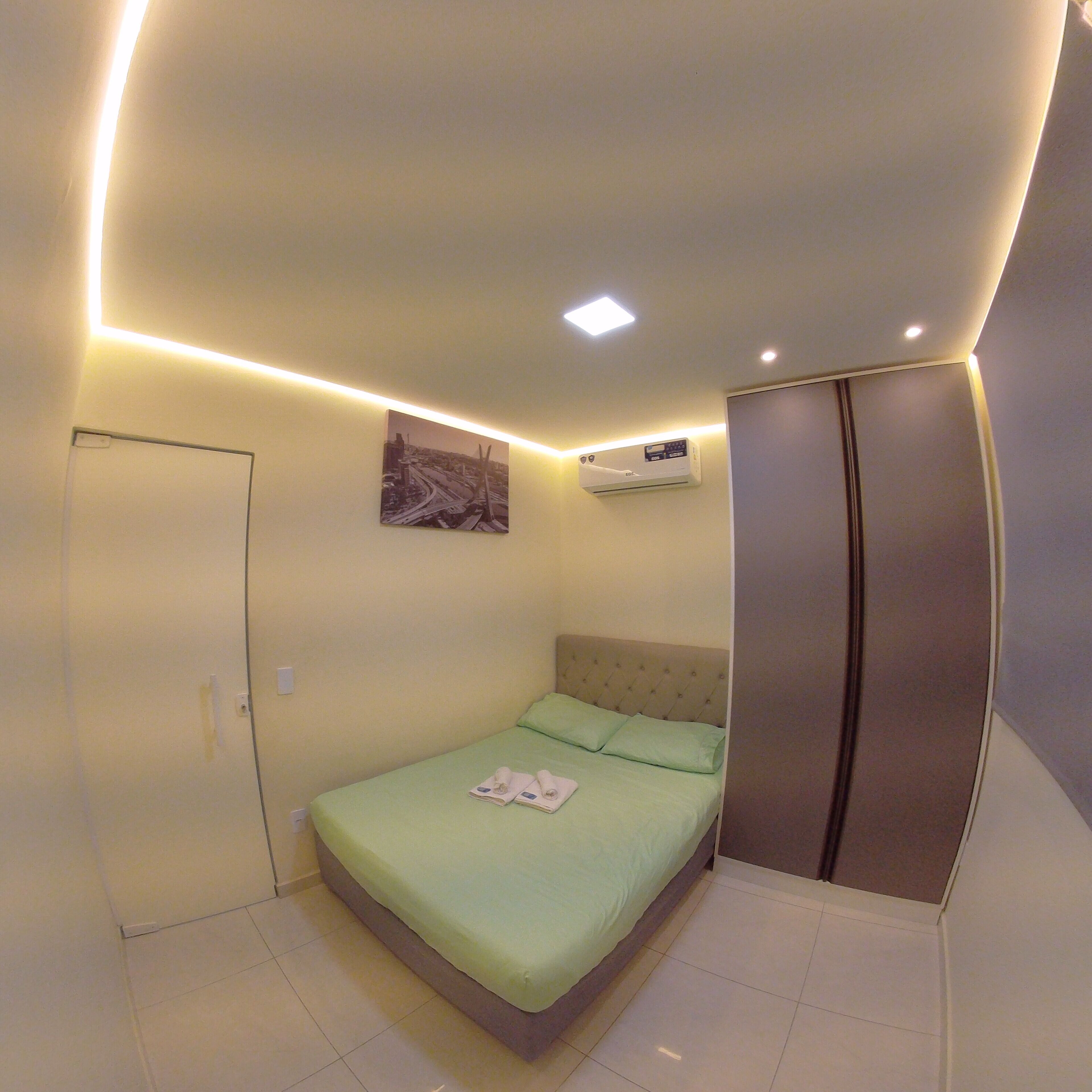 1 habitación, tabla de planchar con plancha, wifi gratis y ropa de cama 