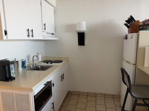 Private kitchen - Cozy 1-bedroom condo in phenomenal Daytona Beach Shores with AC (Daytona Beach Shores)