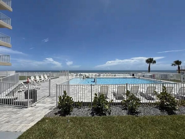 Pool - Cozy 1-bedroom condo in phenomenal Daytona Beach Shores with AC (Daytona Beach Shores)