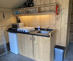 Private kitchen - COTTAGE PARKS MEDROSE Ecolodge tent with sanitary facilities (Saint-Thomé)