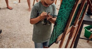 A child painting on a canvas. - COTTAGE PARKS MEDROSE Ecolodge tent with sanitary facilities (Saint-Thomé)