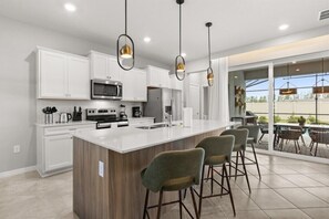 Fridge, microwave, oven, stovetop - EV_16147 - 5 Bed 5.5 Villa with Screened-In Private Pool (Clermont)