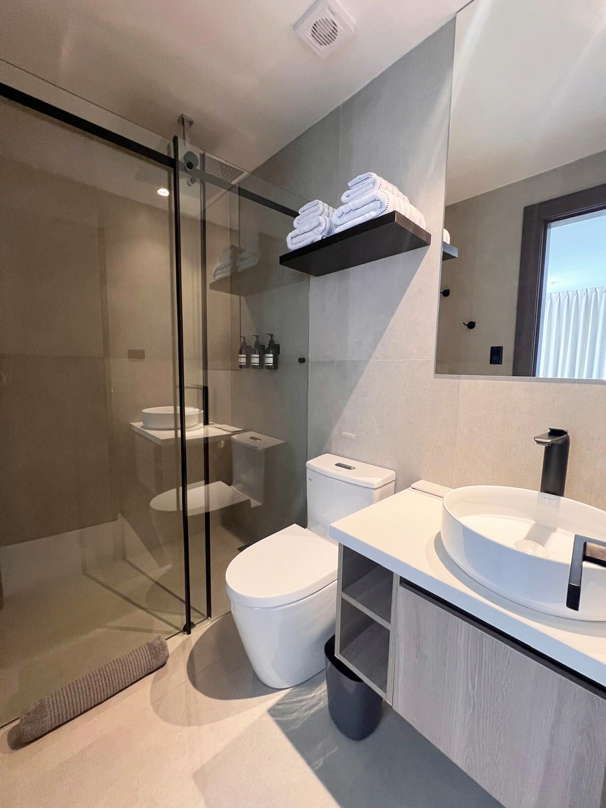 Dusche, Haartrockner, Handtücher, Seife