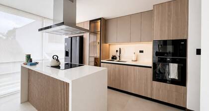 Modern 2BR/2.5BA Apartment Near Remigio Crespo - Walk to Cafés & Dining
