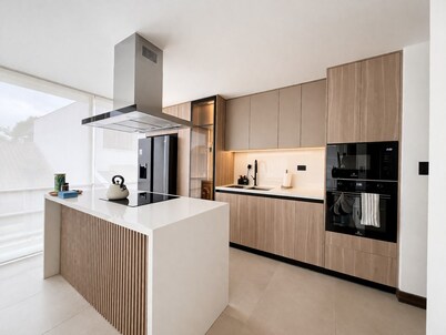 Modern 2BR/2.5BA Apartment Near Remigio Crespo - Walk to Cafés & Dining
