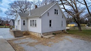 Exterior - Come Stay at Our Family Air B & B (Denton)