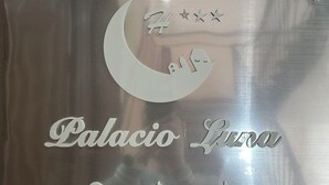 A metallic plaque with a crescent moon, stars, and the text 'Palacio Luna' and '亮月' indicating a hotel or establishment. - Hostal Palacio Leganitos (Madrid)