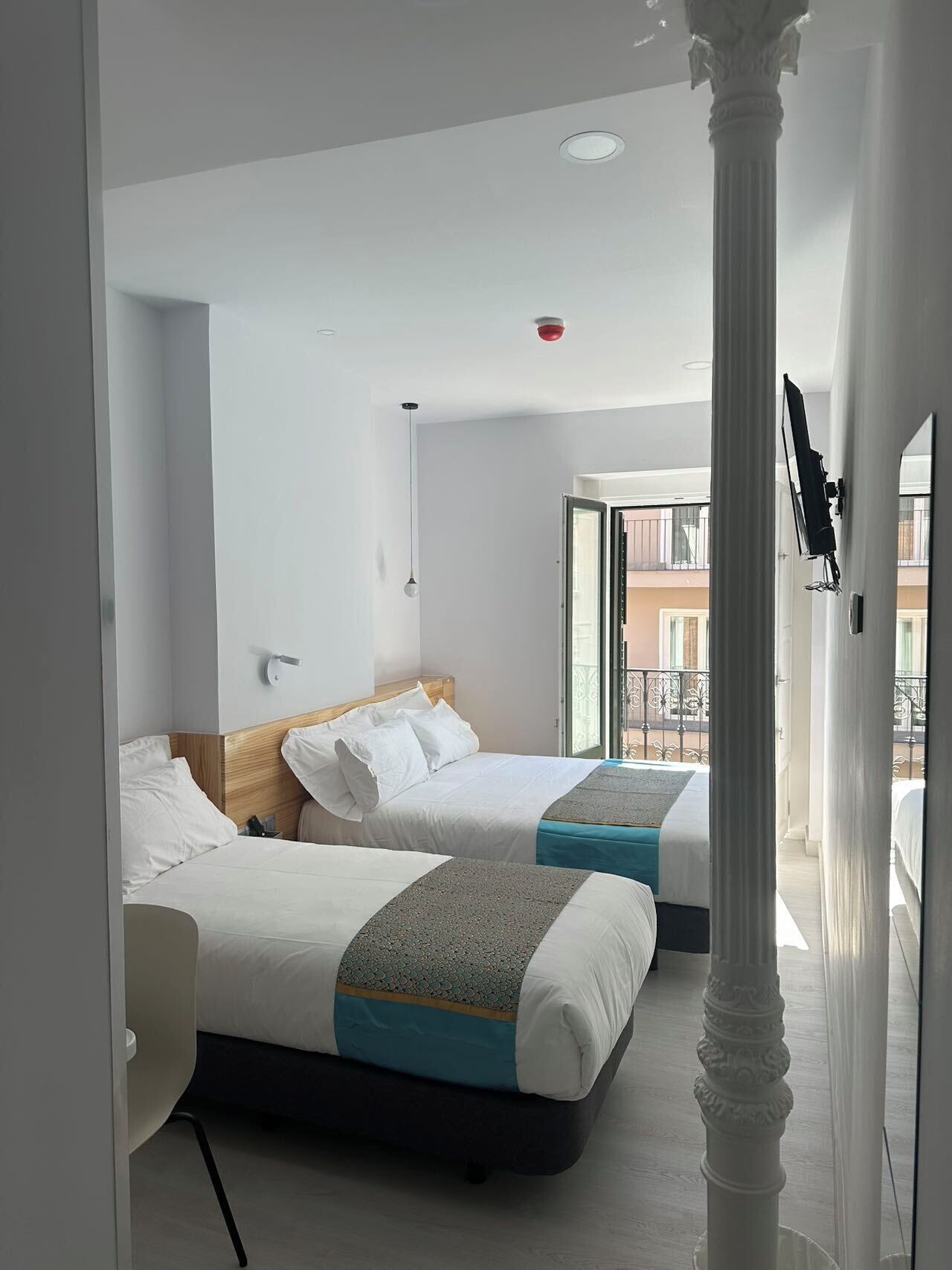 Habitación triple Deluxe | Espacio para trabajar con laptop y wifi gratis 
