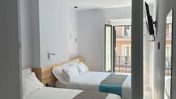 Habitación triple Deluxe | Espacio para trabajar con laptop y wifi gratis