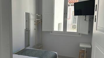 Habitación individual Confort | Espacio para trabajar con un portátil y wifi gratis