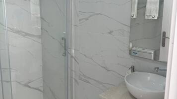 Deluxe tweepersoonskamer | Badkamer