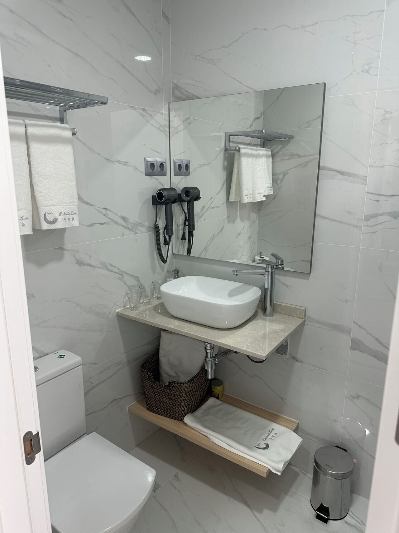 Secador de pelo, toallas, shampoo, papel higiénico