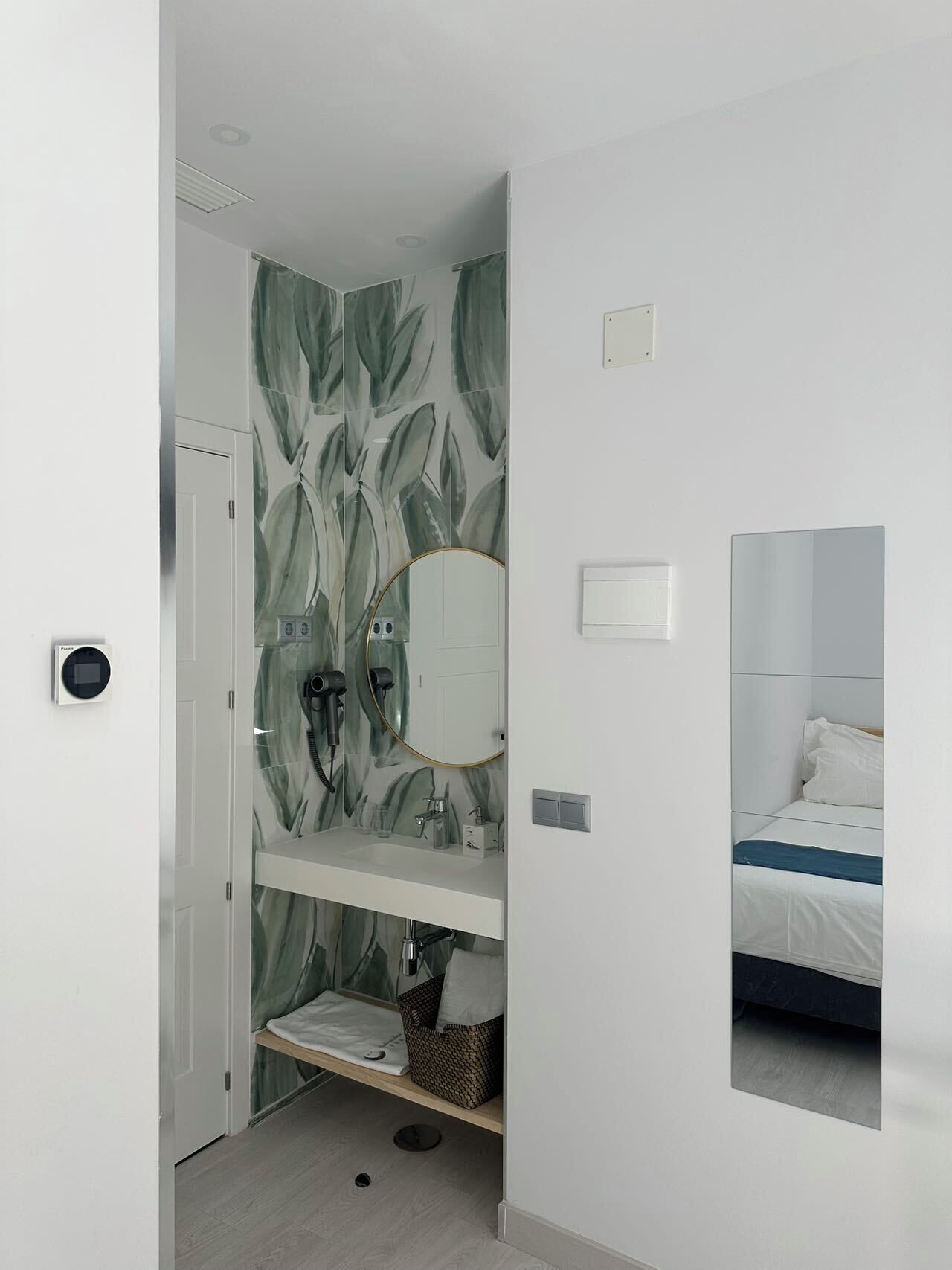 Deluxe driepersoonskamer | Badkamer | Een haardroger, handdoeken, shampoo, toiletpapier