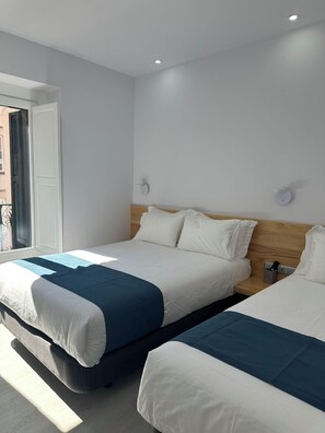 Deluxe Triple Room - Hostal Palacio Leganitos (madrid)