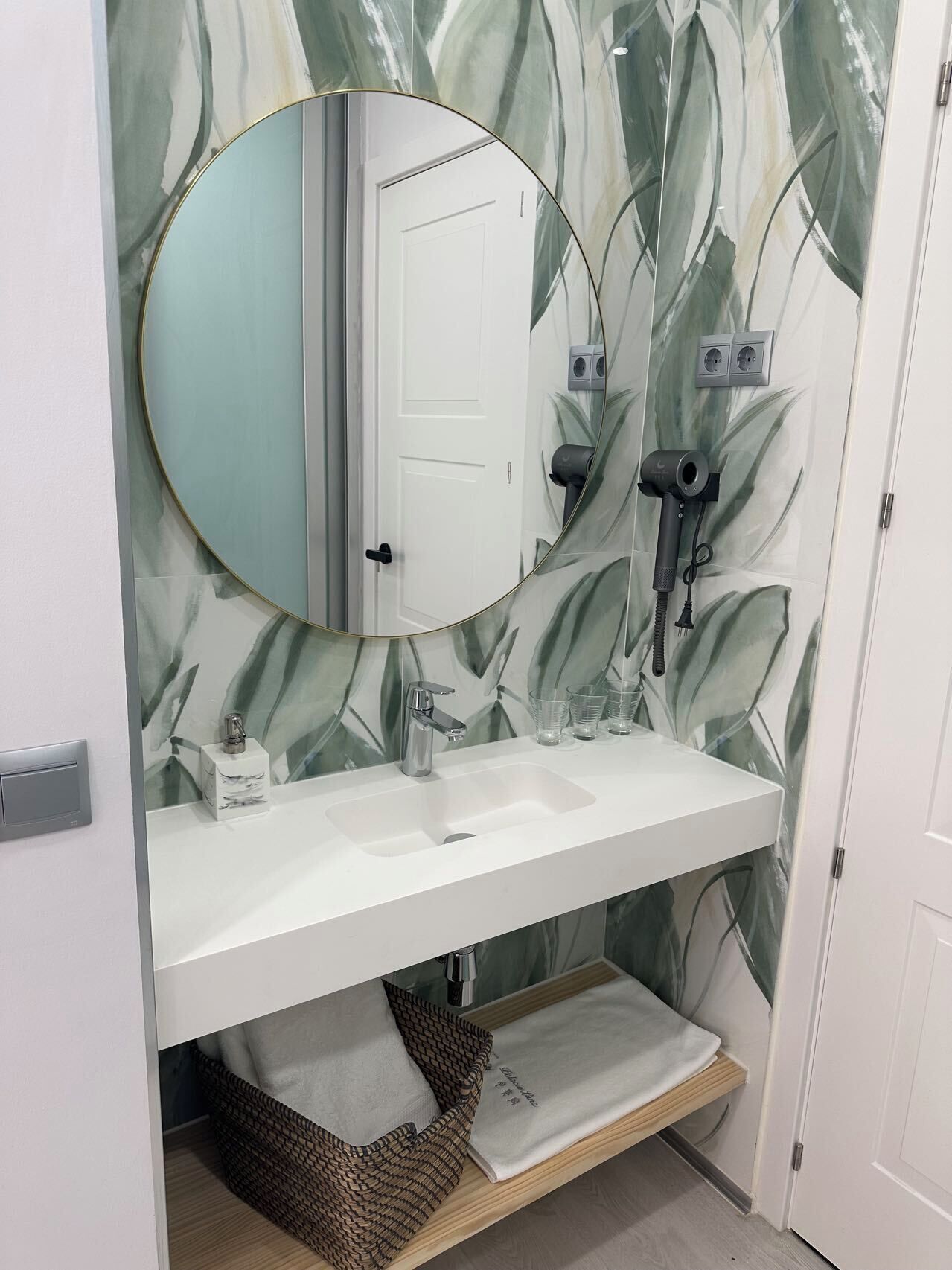 Habitación triple Deluxe | Baño | Secadora de cabello, toallas, shampoo, papel de baño 