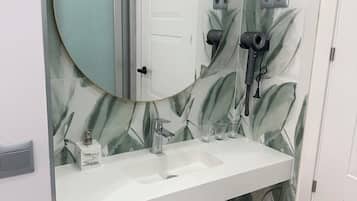 Habitación triple Deluxe | Baño | Secadora de cabello, toallas, shampoo, papel de baño