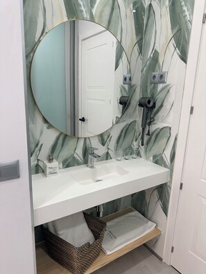 Deluxe Triple Room | Bathroom - Hostal Palacio Leganitos (madrid)