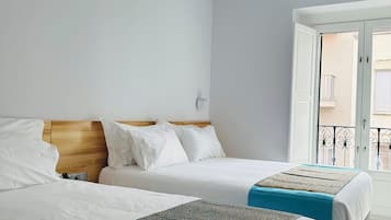 Habitación triple Deluxe | Espacio para trabajar con laptop y wifi gratis