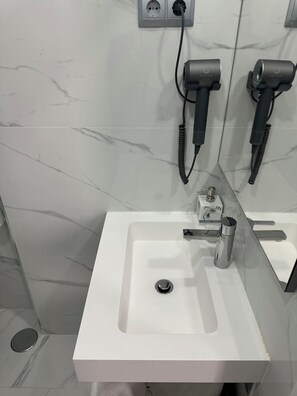 Comfort Single Room | Bathroom | Hair dryer, towels, shampoo, toilet paper